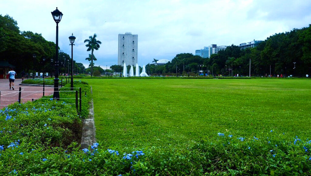 Centre of Manila,Rizal Park - World Pinoy Flights Blog