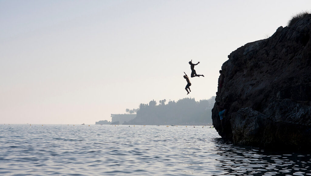 Jumping off cliffs,Things to do in Bohol - World Pinoy Flights Blog