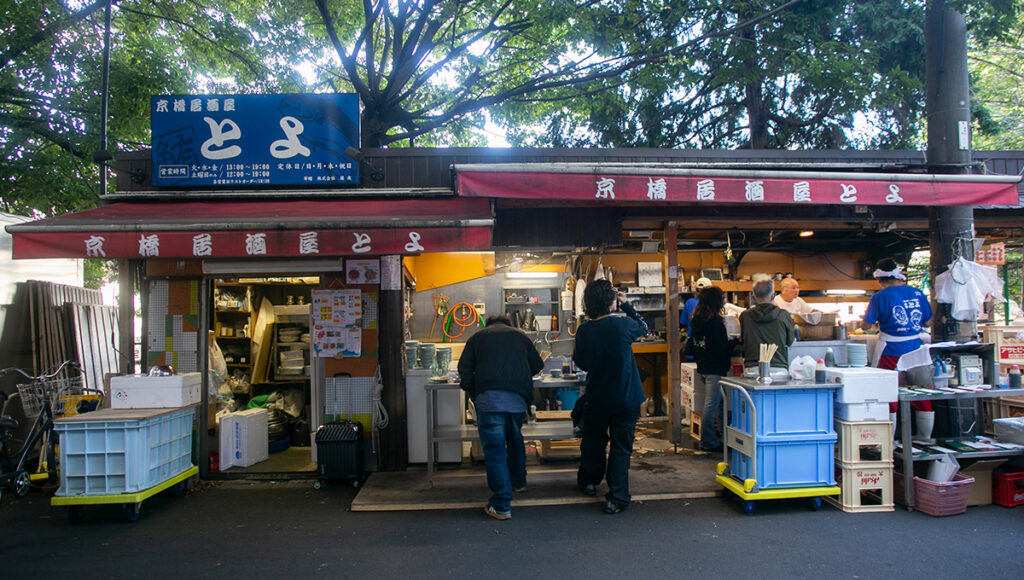 Atmospheric izakaya dining scene, evoking the vibrant evening vibe you’d experience at the best restaurants in Manila.